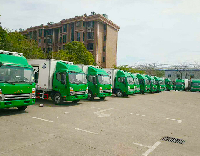 擁有專業(yè)的配送團(tuán)隊(duì)和輸送車(chē)輛等